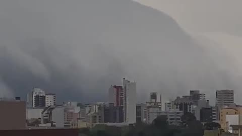 Tempestade "engole" Caxias do Sul e escurece cidade no primeiro dia da primavera