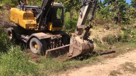 Incredible Skill Trailer Operator Bring Wheeled Excavator Clump To Mountain