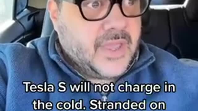 Tesla Refuses to Charge in 19 Degree Weather Leaving Man Stranded on Christmas Eve