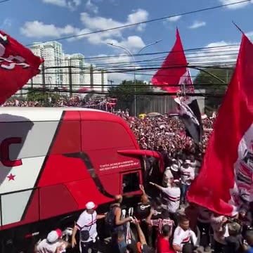 Torcida do São Paulo lota avenida em apoio ao time na final da Copa do Brasil