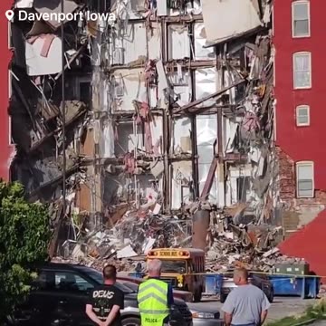 FRONT OF APARTMENT BUILDING🏢IN DEVENPORT IOWA CRUMBLE’S🏚️💫