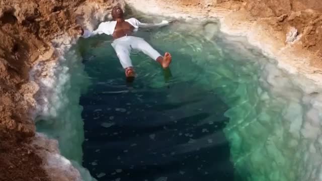 Flutuando no Oásis de Siwa, no Egito 😍 A grande concentração de sal não te deixa afundar! 💦 Vide Por