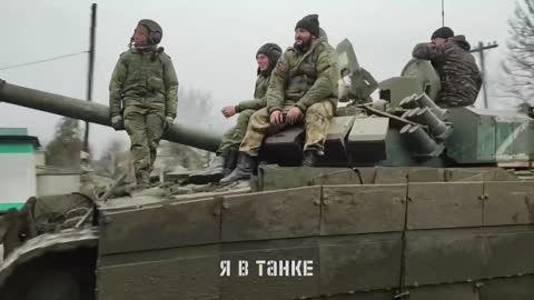 Russian tankers in Marinka dragging a track for a friendly tank whose track flew off