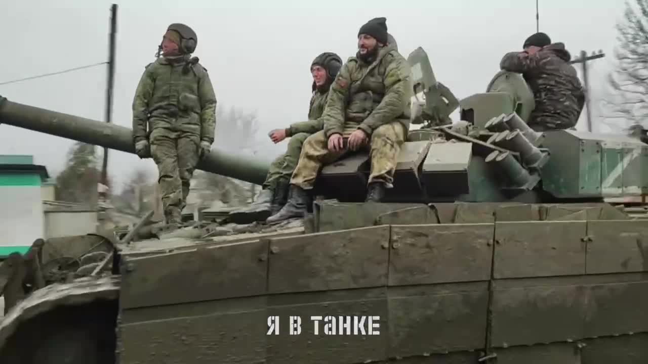 Russian tankers in Marinka dragging a track for a friendly tank whose track flew off