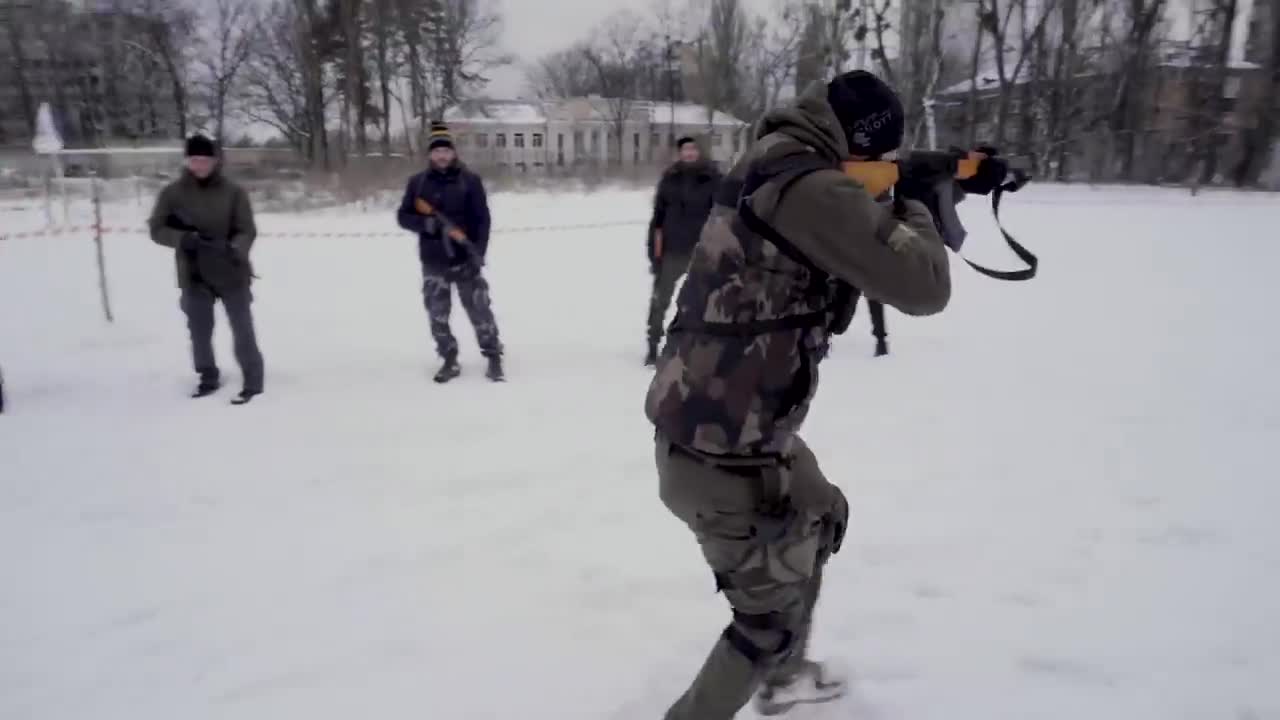 Foreign military instructors teach the Kiev office personnel
