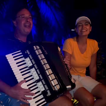 Michelle Bolsonaro e ex-ministro do turismo cantam em video