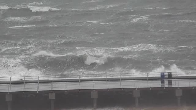 Omg a GIANT TSUNAMI!!!!