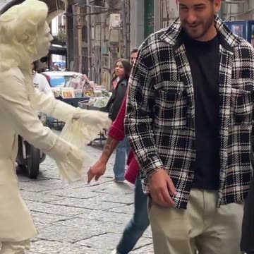 She was so cute 💃😂 Statue Prank