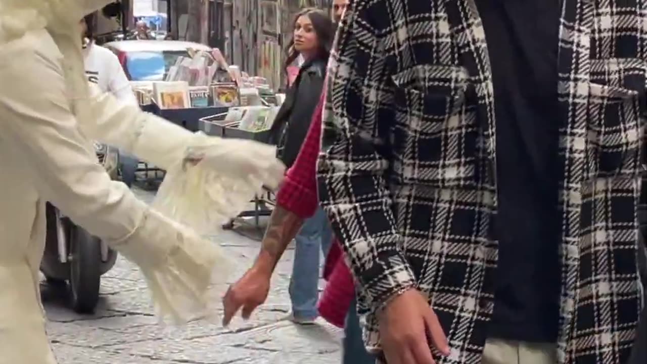 She was so cute 💃😂 Statue Prank