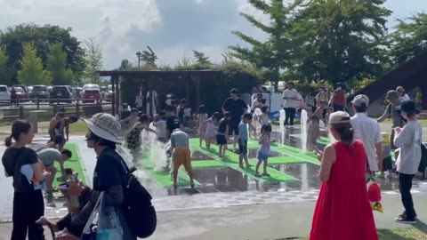 #SummerPool#FountainFun#PoolsideBliss#SummerVibes#RefreshingDip#PoolFountain#SummerRelaxation#Japan