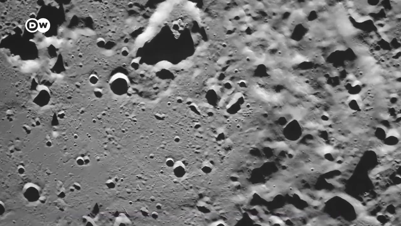 Russia's lunar lander Luna-25 crashes into moon _ DW News