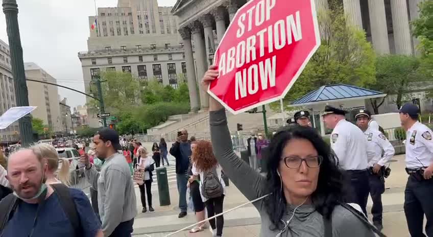 New York: Pro Choice and Pro Life supporters