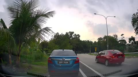 Sikit je lagi nak kena..dik motor bawa tu tolong