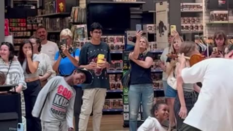 Most EPIC flashmob at a Shopping Center!! while playing Summer by Vivaldi