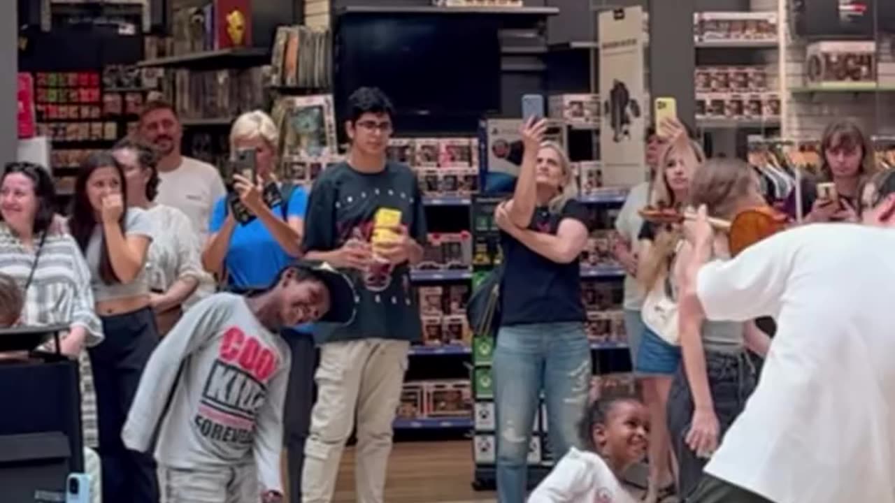 Most EPIC flashmob at a Shopping Center!! while playing Summer by Vivaldi