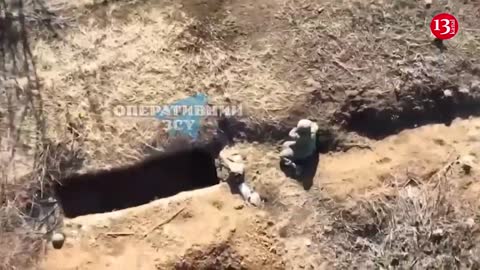 "See what drone did to insects" - Russian runs to the trench abandoning his fellow soldiers