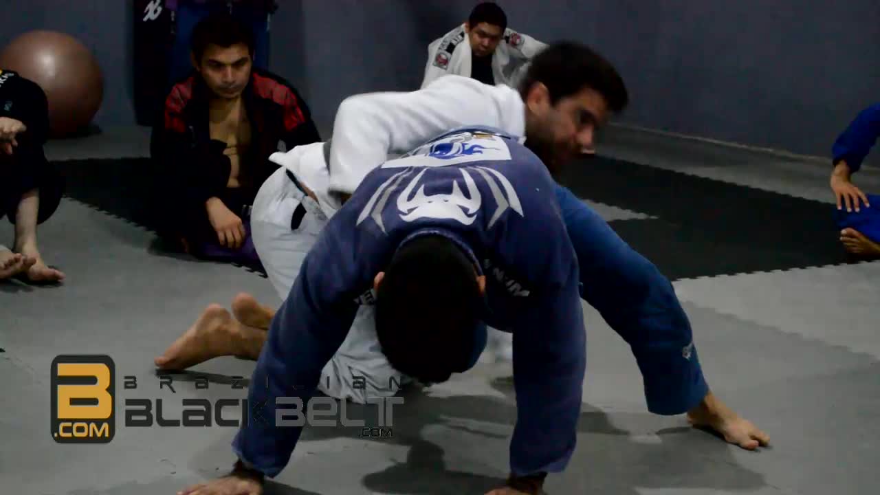 09 Manteniendo la guardia en Jiu-Jitsu (mal audio, pero gran explicación visual jajaja) Felipe Costa
