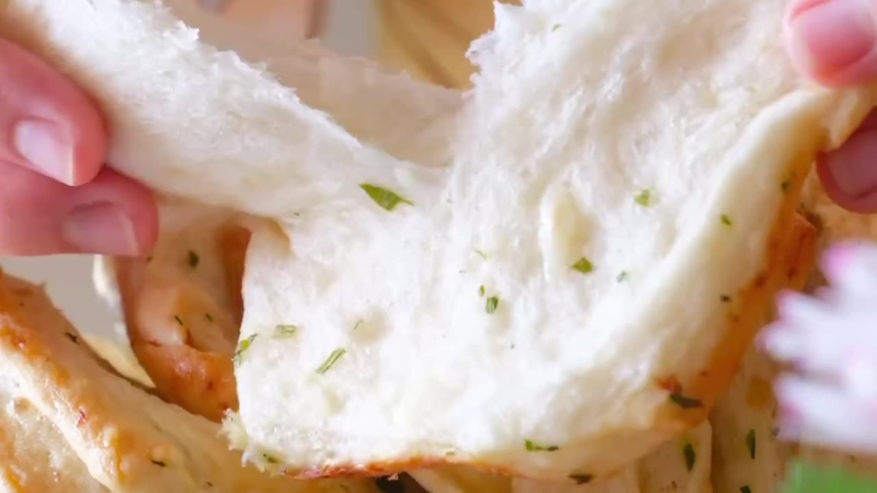 "Satisfy Your Cravings with Butter and Garlic Bliss: Irresistible Pull-Apart Bread for Appetizers!"