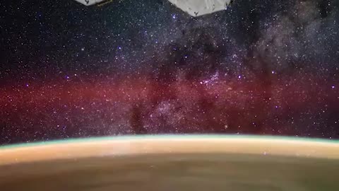 Spectacular timelapse of the Milky Way and a phenomenon known as airglow