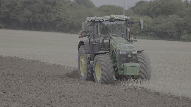 John Deere 8R 360 ploughing