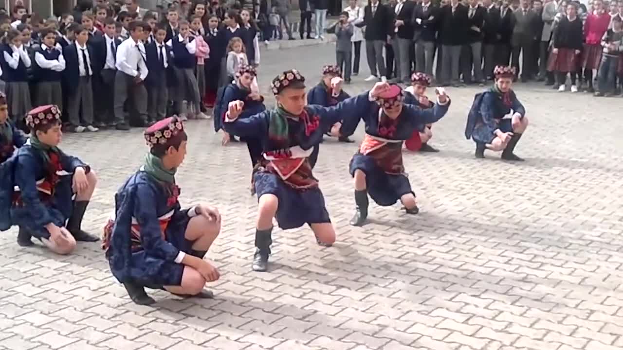 Turkish folk zeybek dance '' Baskın Zeybeği ''