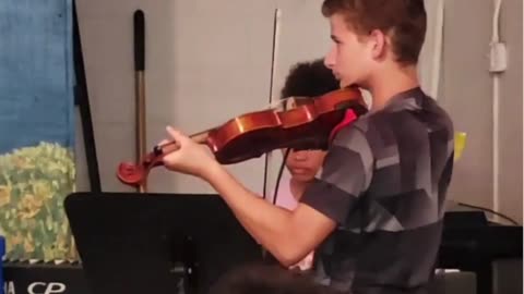 Matu tocando el violin en el Campa 2022