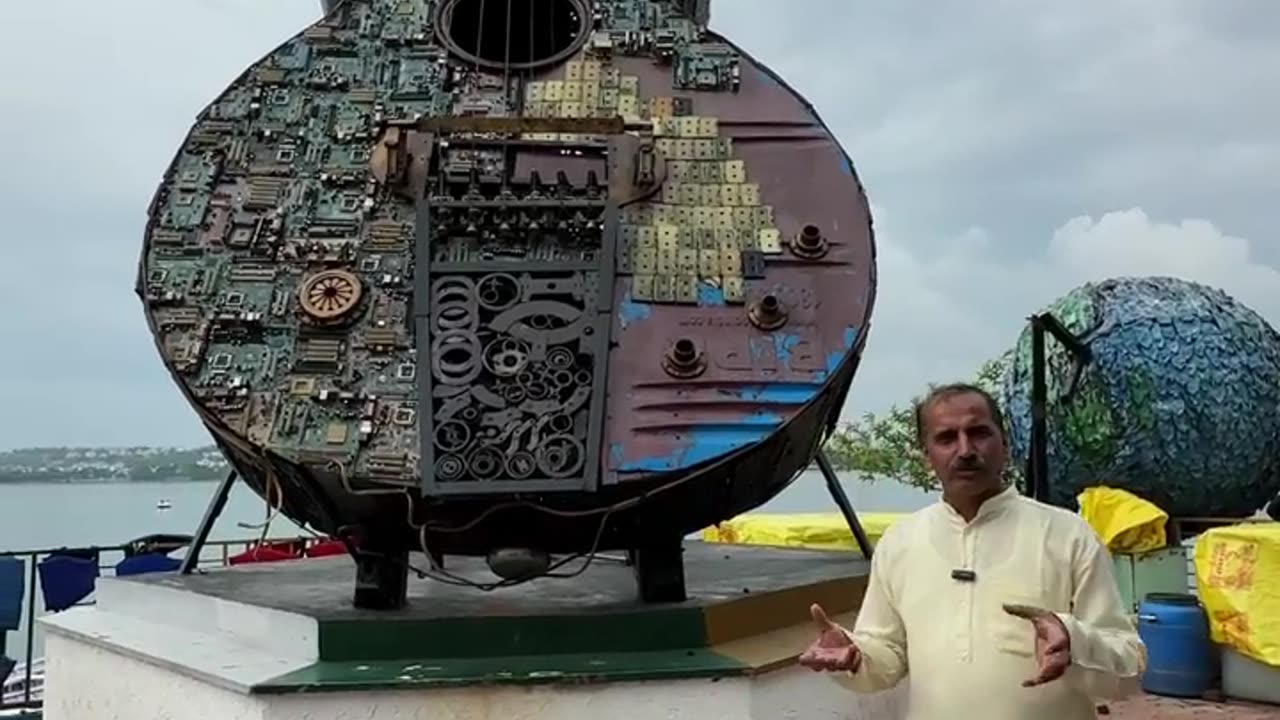Would largest 🎸 guitar made by India from unuseable materials