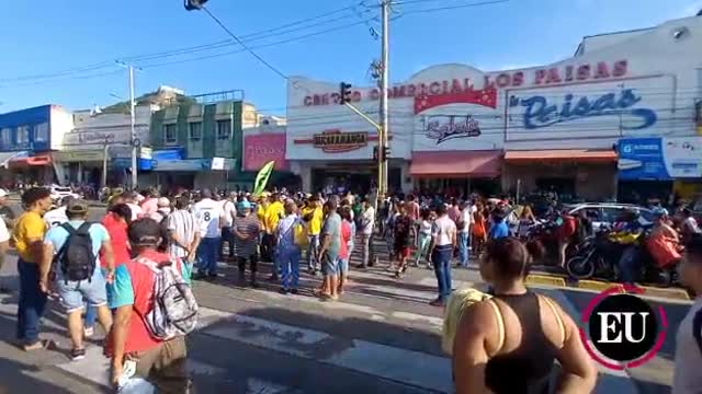 Vendedores ambulantes bloquean la Pedro de Heredia en Bazurto