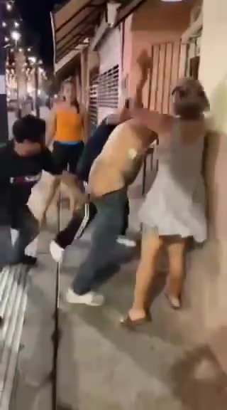 Man has a very unique fighting style