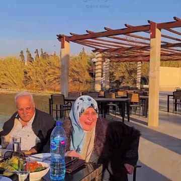 شاب فلسطيني يفاجئ والديه بالعودة بعد سنوات من الغربة 🇵🇸وزوجته تتعرف على عائلته لأول مرة 👰🤵💔