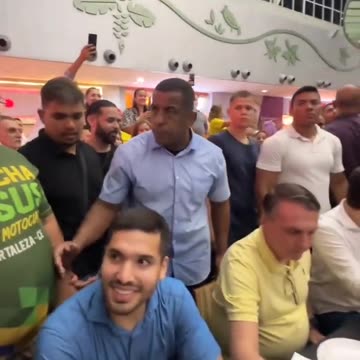 Multidão lota Shopping Iguatemi para ver Bolsonaro em Fortaleza