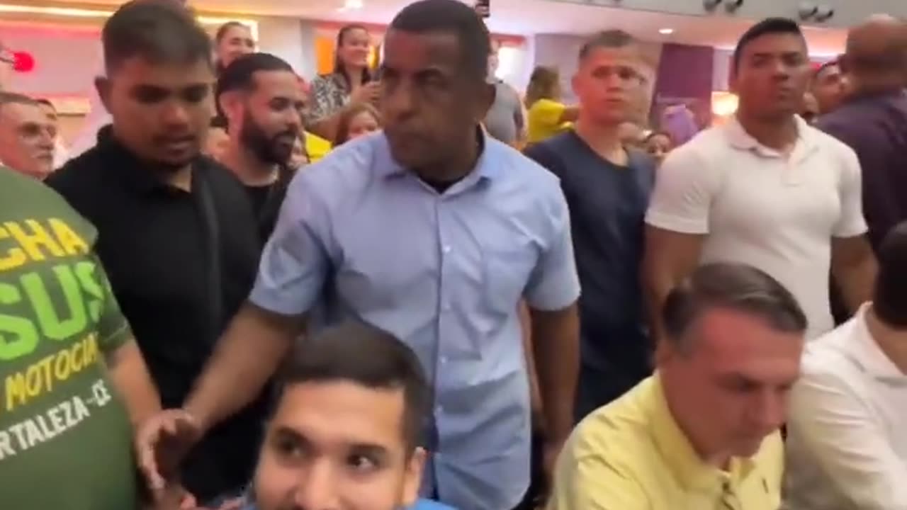 Multidão lota Shopping Iguatemi para ver Bolsonaro em Fortaleza