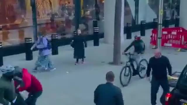 ΣΤΟ ΜΕΤΑΞΥ ΣΤΟ ΛΟΝΔΙΝΟ.