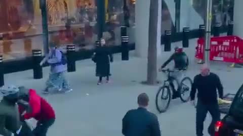 ΣΤΟ ΜΕΤΑΞΥ ΣΤΟ ΛΟΝΔΙΝΟ.