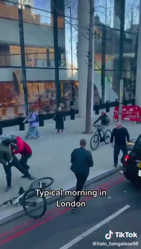 ΣΤΟ ΜΕΤΑΞΥ ΣΤΟ ΛΟΝΔΙΝΟ.