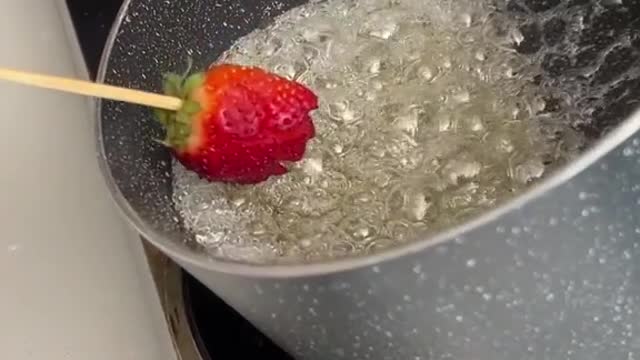 This strawberry trick is so cool 😍🤯