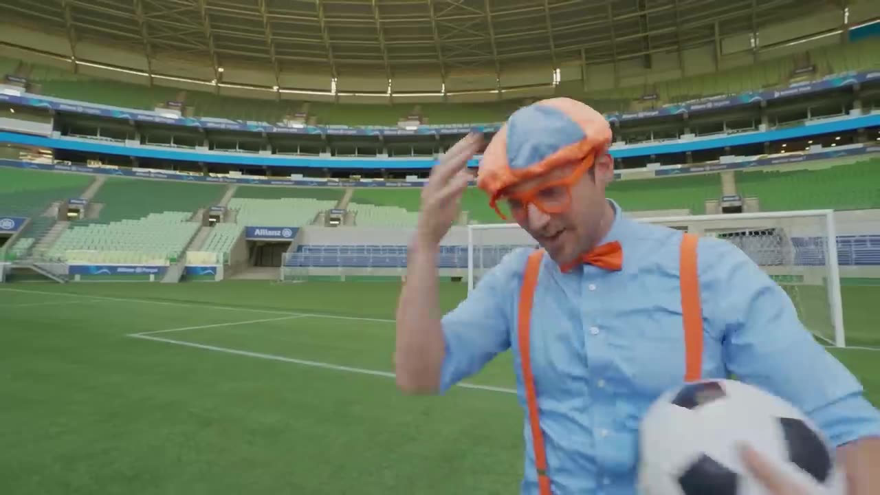 Blippi e Juca Jogam Futebol! _ Blippi em Português _ Vídeos Educativos para Crianças _ Esportes