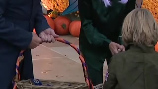 President Biden and First Lady ill Biden hand out candy to trick-ortreaters for Halloween