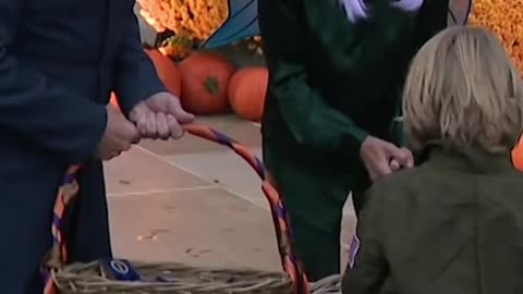 President Biden and First Lady ill Biden hand out candy to trick-ortreaters for Halloween