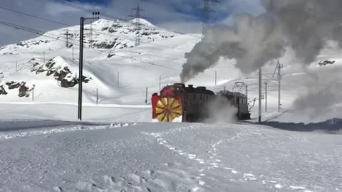 Dampfschneeschleuder Xrot 9213 der Rhätischen Bahn, kurz aber schön! Steam Snowblower in Action.