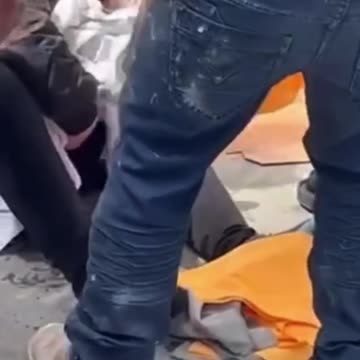 Shocking moment homeless woman gives birth on sidewalk in broad daylight