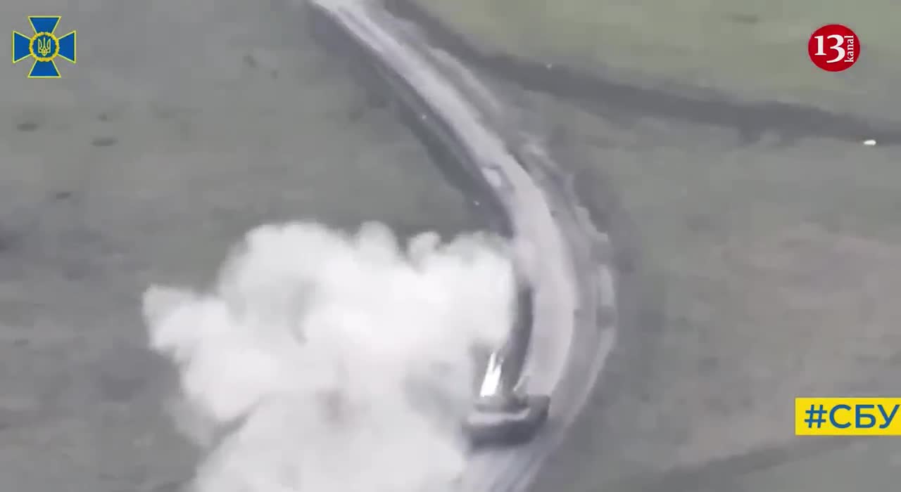 Russian officers try to leave tanks and escape as their tank is hit - Robot targets tank group