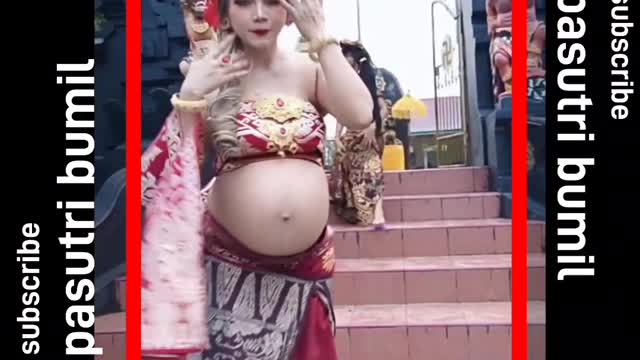 pregnant woman in traditional Balinese dress