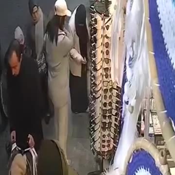 Muslim woman robbed by female pickpockets