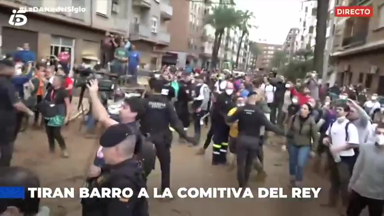 More footage of the residents of Paiporta throwing mud at the King. Honor!