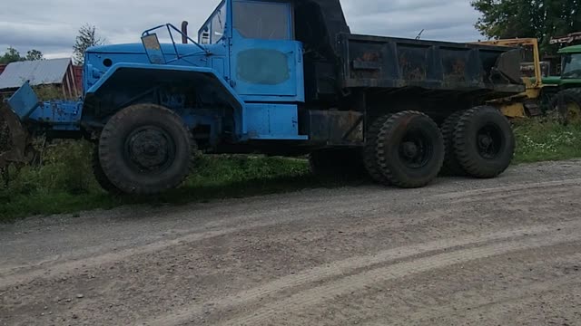 A convertible dump truck