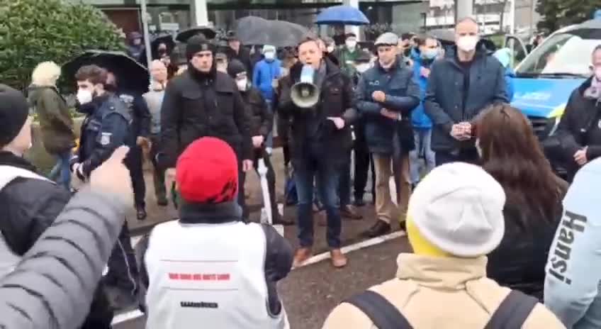 Ministerpräsident Tobias Hans spricht zu Demonstranten und lügt was das Zeug hält.