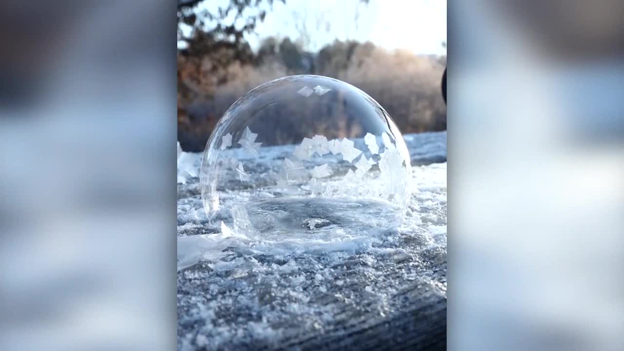 Freezing soap bubbles