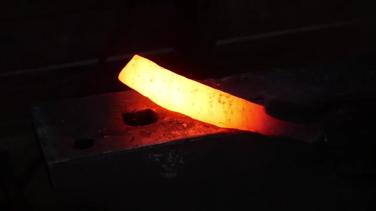 Hand Forging a Damascus Skinner