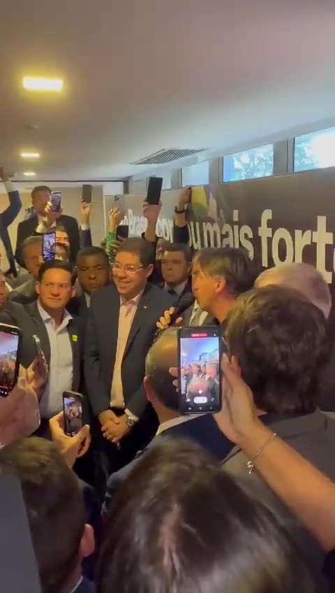 Former President Bolsonaro speaks at his party's headquarters. He is waiting for a better parliament